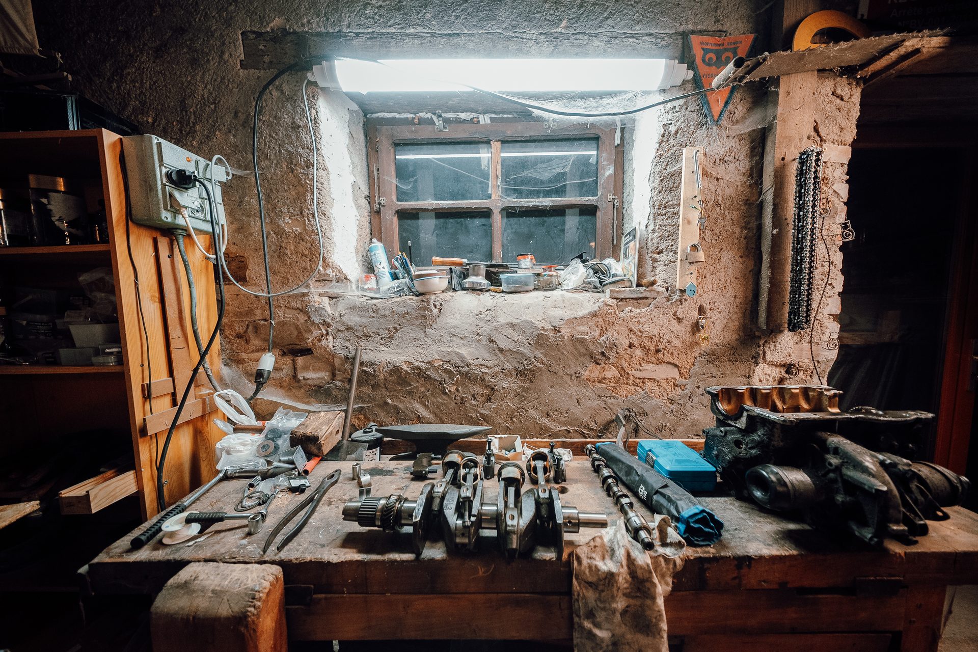 L'atelier — pièces sur l'établi