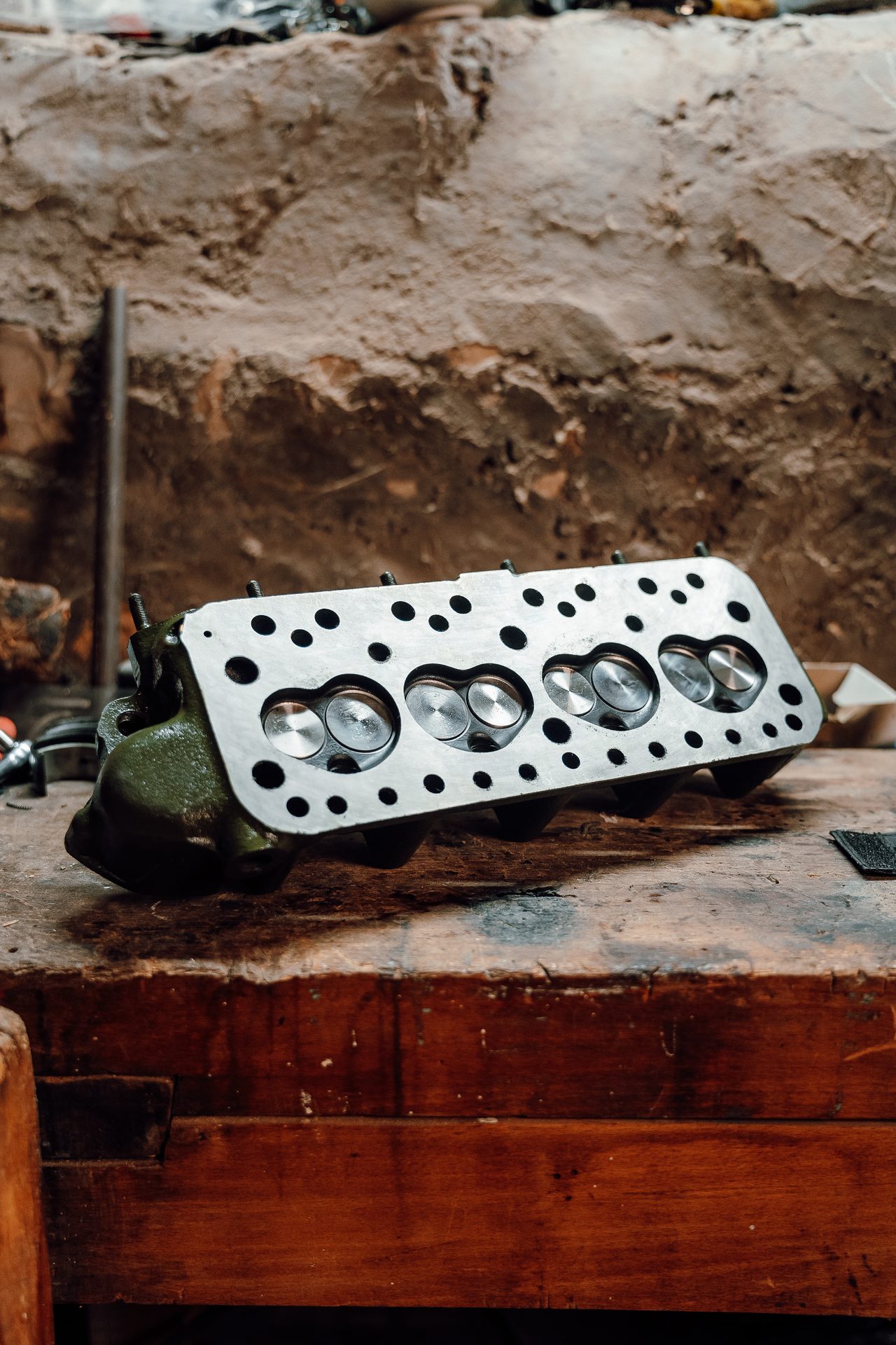 Culasse moteur sur l'établi